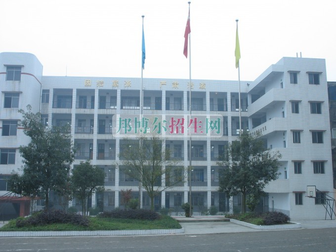 南充信息工程職業(yè)學(xué)校2016年報名條件、招生對象