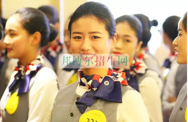 成都航空旅游職業(yè)學(xué)校開啟新學(xué)期首場招聘，場面火爆美女如云