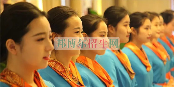 成都航空旅游職業(yè)學(xué)校開啟新學(xué)期首場招聘，場面火爆美女如云