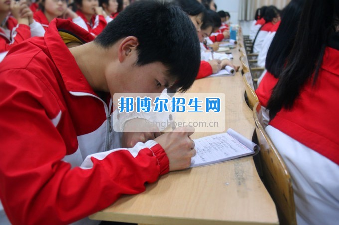 南充師范學(xué)校校團(tuán)委召開2016——2017學(xué)年度(下)期第一次學(xué)生干部大會