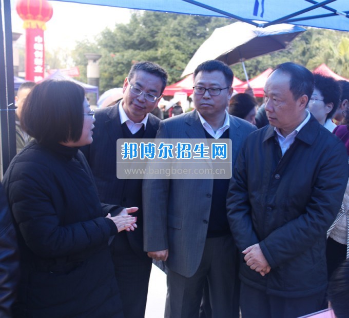 南充師范學(xué)?；ㄩ_(kāi)滿堂盛世春——南充師范歡慶“三八”節(jié)