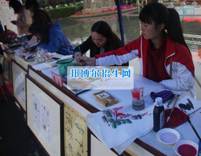 南充師范學(xué)?；ㄩ_(kāi)滿堂盛世春——南充師范歡慶“三八”節(jié)