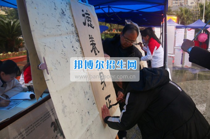 南充師范學(xué)校花開(kāi)滿堂盛世春——南充師范歡慶“三八”節(jié)