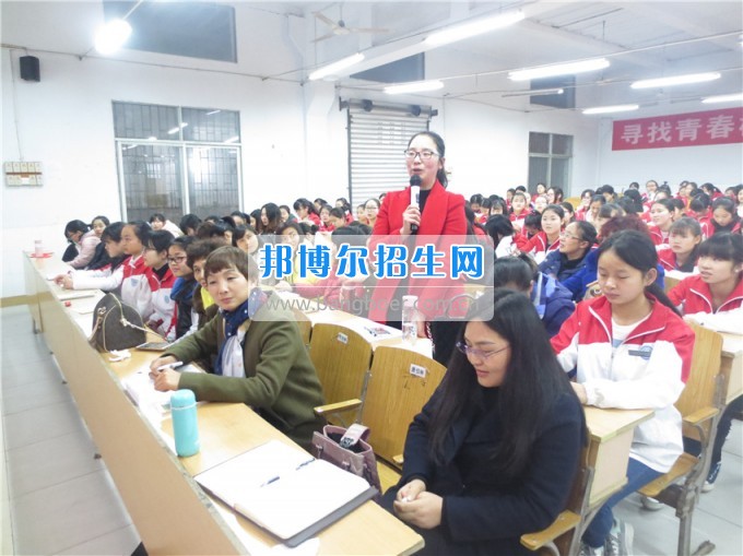 南充師范學(xué)?；ㄩ_(kāi)滿堂盛世春——南充師范歡慶“三八”節(jié)