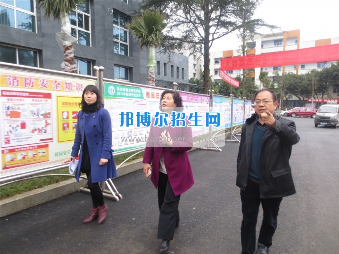 南充師范學(xué)?；ㄩ_(kāi)滿堂盛世春——南充師范歡慶“三八”節(jié)