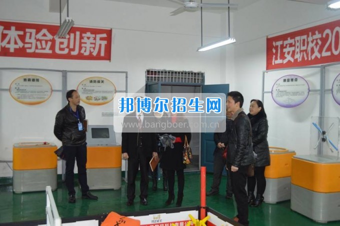 縣科協(xié)領(lǐng)導(dǎo)到四川省江安縣職業(yè)技術(shù)學(xué)校看望機器人大賽師生