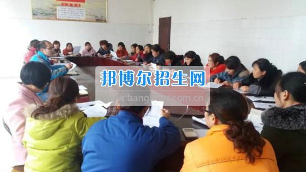 四川省宜賓市南溪區(qū)職業(yè)高級中學(xué)校德育處召開生活老師集中培訓(xùn)會(huì)