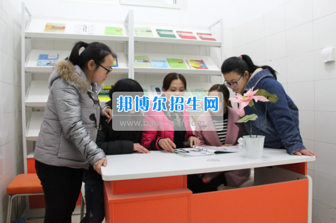川南幼兒師范高等?？茖W(xué)校黨團工作站、圖書漂流站在學(xué)生公寓正式運行