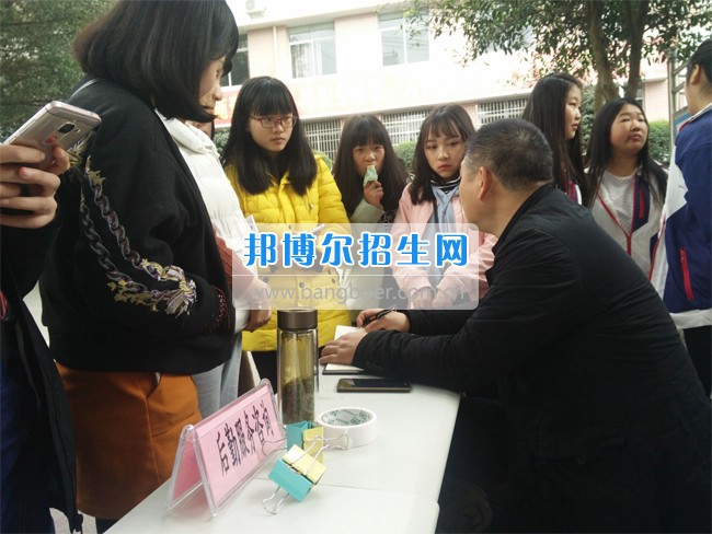 四川省技術(shù)監(jiān)督學校行政黨支部開展“校園后勤服務咨詢”志愿活動
