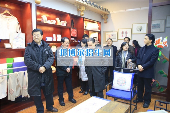 四川音樂學(xué)院黨委書記、院長林戈?duì)柦淌谝恍械酱ū庇變簬煼陡叩葘？茖W(xué)?？疾? width=