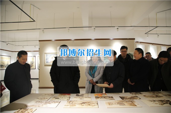四川音樂學(xué)院黨委書記、院長林戈?duì)柦淌谝恍械酱ū庇變簬煼陡叩葘？茖W(xué)?？疾? width=