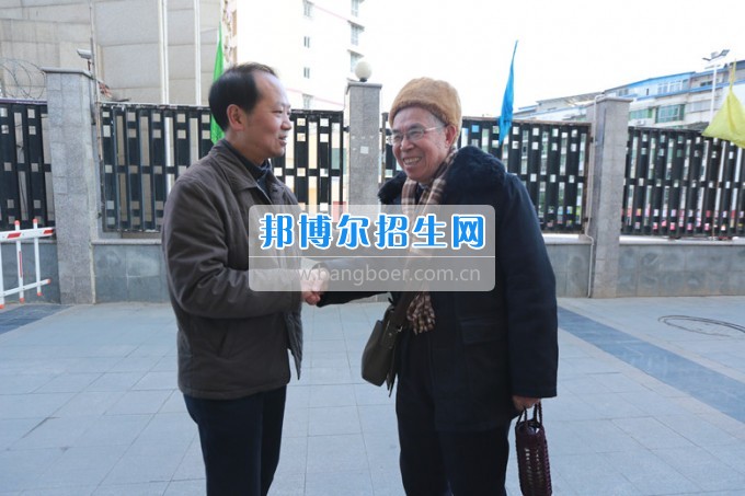 川北幼兒師范高等?？茖W(xué)校黨委書記張斌走訪慰問(wèn)學(xué)校離退休老同志