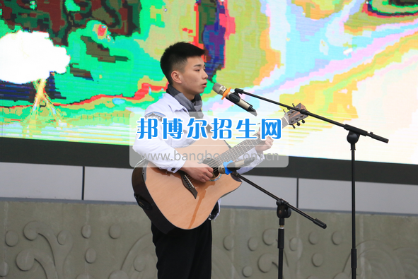 成都市洞子口職業(yè)高級中學(xué)舉行“成都，因我更美麗”主題開學(xué)典禮