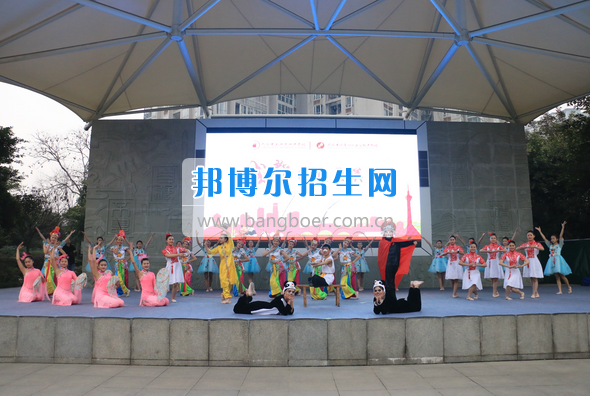 成都市洞子口職業(yè)高級中學(xué)舉行“成都，因我更美麗”主題開學(xué)典禮