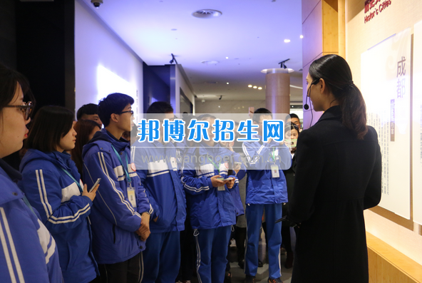 成都市洞子口職業(yè)高級中學(xué)舉行“成都，因我更美麗”主題開學(xué)典禮