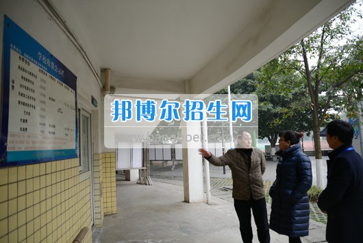 青羊區(qū)教育局機(jī)關(guān)黨委書(shū)記劉立頻赴成都市青蘇職業(yè)中專學(xué)校視察開(kāi)學(xué)準(zhǔn)備工作