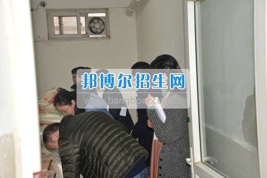 青羊區(qū)教育局機(jī)關(guān)黨委書(shū)記劉立頻赴成都市青蘇職業(yè)中專學(xué)校視察開(kāi)學(xué)準(zhǔn)備工作