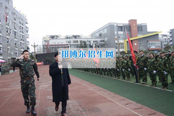 成都機(jī)電工程學(xué)校舉行2017級(jí)春季新生第一期軍訓(xùn)閉營儀式及表彰大會(huì)