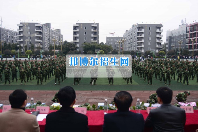 成都機(jī)電工程學(xué)校舉行2017級(jí)春季新生第一期軍訓(xùn)閉營儀式及表彰大會(huì)