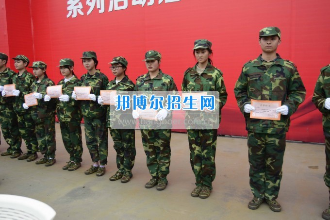 成都機(jī)電工程學(xué)校舉行2017級(jí)春季新生第一期軍訓(xùn)閉營儀式及表彰大會(huì)