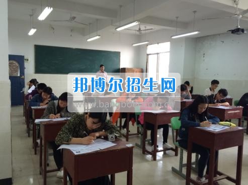 四川三河職業(yè)學(xué)院五年制轉(zhuǎn)錄考試工作圓滿(mǎn)結(jié)束  4月6日-7日，根據(jù)《四川三河職業(yè)學(xué)院2017年五年制轉(zhuǎn)錄考核方案》要求，2017年五年制轉(zhuǎn)錄考試在聯(lián)辦學(xué)校合江少岷職業(yè)技術(shù)學(xué)校張灣校區(qū)舉行，考試由教務(wù)處丁小林副處長(zhǎng)組織，少岷職校有關(guān)領(lǐng)導(dǎo)共同配合開(kāi)展，考試組織嚴(yán)密、紀(jì)律正常、圓滿(mǎn)完成了2017年五年制轉(zhuǎn)錄考試工作。