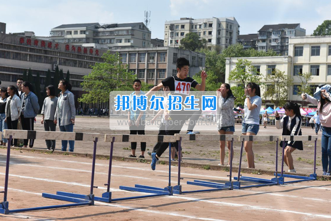 內(nèi)江市鐵路機(jī)械學(xué)校開展2017年春季運(yùn)動會