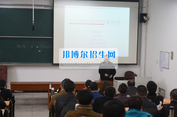 內(nèi)江市鐵路機(jī)械學(xué)校首期“特種設(shè)備、特種作業(yè)人員安全技術(shù)培訓(xùn)班”順利結(jié)業(yè)