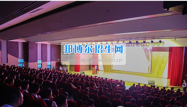四川科技職業(yè)學(xué)院2017年“薪火相傳 時(shí)代責(zé)任新?lián)?dāng)”五四表彰大會(huì)圓滿召開(kāi)