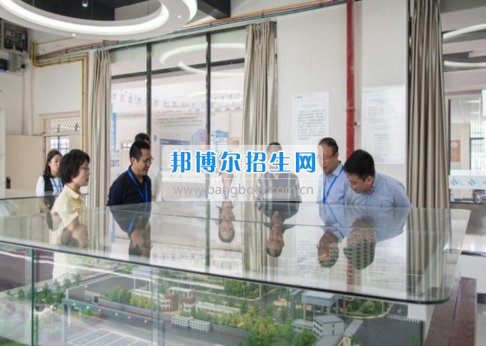 四川省一帶一路促進(jìn)會(huì)會(huì)長(zhǎng)林忠清一行來(lái)四川省經(jīng)濟(jì)管理學(xué)校參觀考察，共同商建“一帶一路國(guó)際職業(yè)教育中心”