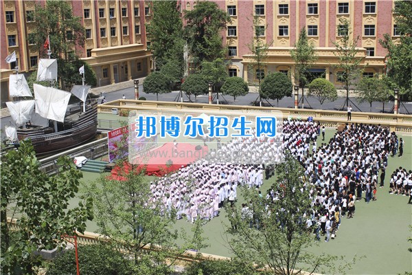2017年成都希望幼師學(xué)校師生齊聚感恩廣場(chǎng)開(kāi)展紀(jì)念活動(dòng)
