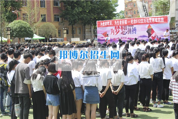 2017年成都希望幼師學(xué)校師生齊聚感恩廣場(chǎng)開(kāi)展紀(jì)念活動(dòng)