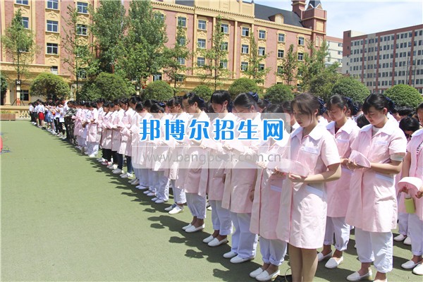 2017年成都希望幼師學(xué)校師生齊聚感恩廣場(chǎng)開(kāi)展紀(jì)念活動(dòng)