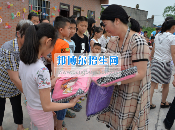 川南幼兒師范高等?？茖W(xué)校在前進村留守兒童之家舉行慶“六一“活動