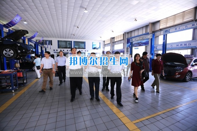 沈陽職業(yè)技術學院院長劉樹敏、濰坊工程職業(yè)學院院長高立伯一行來四川工程職業(yè)技術學院考察交流
