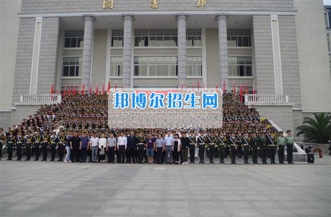 四川管理職業(yè)學(xué)院國(guó)旗隊(duì)參加四川省高校國(guó)旗護(hù)衛(wèi)隊(duì)會(huì)操交流活動(dòng)  為慶祝中國(guó)人民解放軍建軍90周年，推進(jìn)西南地區(qū)高校國(guó)旗文化的發(fā)展，持續(xù)發(fā)揮升旗儀式的教育引導(dǎo)作用，深化愛(ài)國(guó)主義教育，5月20日，我院國(guó)旗隊(duì)?wèi)?yīng)邀參加了由四川大學(xué)錦城學(xué)院發(fā)起的會(huì)操交流活動(dòng)。  全省28所高校的國(guó)旗護(hù)衛(wèi)隊(duì)，近千名國(guó)旗手齊聚一堂。在莊嚴(yán)的升旗儀式后，活動(dòng)進(jìn)入會(huì)操展示環(huán)節(jié)。我院國(guó)旗隊(duì)邁著整齊劃一的步伐走過(guò)主席臺(tái)，展示出了優(yōu)秀的訓(xùn)練水平和昂揚(yáng)的精神風(fēng)貌。當(dāng)天下午，在四川大學(xué)錦城學(xué)院大禮堂舉行了“以我火紅青春、譜寫國(guó)旗禮贊”大學(xué)生升旗手文藝匯演。我院代表隊(duì)以優(yōu)雅的舞姿展現(xiàn)了大學(xué)生青春的風(fēng)采。表達(dá)了對(duì)祖國(guó)與學(xué)院的炙熱情感和嚴(yán)于律己的學(xué)習(xí)態(tài)度。  此次會(huì)操交流活動(dòng)，加強(qiáng)了省內(nèi)各高校國(guó)旗護(hù)衛(wèi)隊(duì)間的聯(lián)系，弘揚(yáng)了愛(ài)國(guó)、愛(ài)旗、護(hù)旗的精神，獲得了寶貴的經(jīng)驗(yàn)，明確了努力的方向。我院國(guó)旗隊(duì)的隊(duì)員們紛紛表示：要肩負(fù)起捍衛(wèi)國(guó)旗尊嚴(yán)、宣傳國(guó)旗文化的神圣使命!