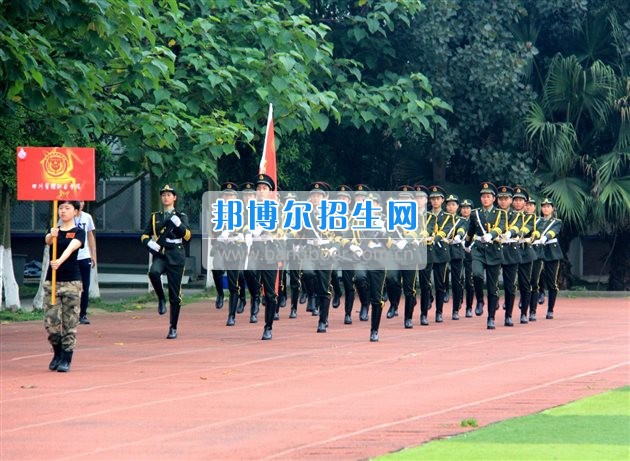 四川管理職業(yè)學(xué)院國(guó)旗隊(duì)參加四川省高校國(guó)旗護(hù)衛(wèi)隊(duì)會(huì)操交流活動(dòng)  為慶祝中國(guó)人民解放軍建軍90周年，推進(jìn)西南地區(qū)高校國(guó)旗文化的發(fā)展，持續(xù)發(fā)揮升旗儀式的教育引導(dǎo)作用，深化愛(ài)國(guó)主義教育，5月20日，我院國(guó)旗隊(duì)?wèi)?yīng)邀參加了由四川大學(xué)錦城學(xué)院發(fā)起的會(huì)操交流活動(dòng)。  全省28所高校的國(guó)旗護(hù)衛(wèi)隊(duì)，近千名國(guó)旗手齊聚一堂。在莊嚴(yán)的升旗儀式后，活動(dòng)進(jìn)入會(huì)操展示環(huán)節(jié)。我院國(guó)旗隊(duì)邁著整齊劃一的步伐走過(guò)主席臺(tái)，展示出了優(yōu)秀的訓(xùn)練水平和昂揚(yáng)的精神風(fēng)貌。當(dāng)天下午，在四川大學(xué)錦城學(xué)院大禮堂舉行了“以我火紅青春、譜寫國(guó)旗禮贊”大學(xué)生升旗手文藝匯演。我院代表隊(duì)以優(yōu)雅的舞姿展現(xiàn)了大學(xué)生青春的風(fēng)采。表達(dá)了對(duì)祖國(guó)與學(xué)院的炙熱情感和嚴(yán)于律己的學(xué)習(xí)態(tài)度。  此次會(huì)操交流活動(dòng)，加強(qiáng)了省內(nèi)各高校國(guó)旗護(hù)衛(wèi)隊(duì)間的聯(lián)系，弘揚(yáng)了愛(ài)國(guó)、愛(ài)旗、護(hù)旗的精神，獲得了寶貴的經(jīng)驗(yàn)，明確了努力的方向。我院國(guó)旗隊(duì)的隊(duì)員們紛紛表示：要肩負(fù)起捍衛(wèi)國(guó)旗尊嚴(yán)、宣傳國(guó)旗文化的神圣使命!