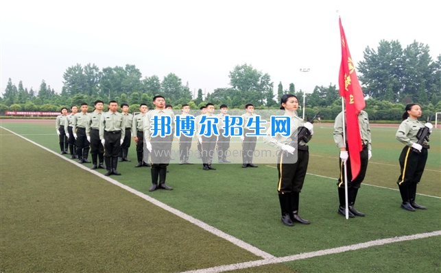 四川管理職業(yè)學(xué)院國(guó)旗隊(duì)參加四川省高校國(guó)旗護(hù)衛(wèi)隊(duì)會(huì)操交流活動(dòng)  為慶祝中國(guó)人民解放軍建軍90周年，推進(jìn)西南地區(qū)高校國(guó)旗文化的發(fā)展，持續(xù)發(fā)揮升旗儀式的教育引導(dǎo)作用，深化愛(ài)國(guó)主義教育，5月20日，我院國(guó)旗隊(duì)?wèi)?yīng)邀參加了由四川大學(xué)錦城學(xué)院發(fā)起的會(huì)操交流活動(dòng)。  全省28所高校的國(guó)旗護(hù)衛(wèi)隊(duì)，近千名國(guó)旗手齊聚一堂。在莊嚴(yán)的升旗儀式后，活動(dòng)進(jìn)入會(huì)操展示環(huán)節(jié)。我院國(guó)旗隊(duì)邁著整齊劃一的步伐走過(guò)主席臺(tái)，展示出了優(yōu)秀的訓(xùn)練水平和昂揚(yáng)的精神風(fēng)貌。當(dāng)天下午，在四川大學(xué)錦城學(xué)院大禮堂舉行了“以我火紅青春、譜寫國(guó)旗禮贊”大學(xué)生升旗手文藝匯演。我院代表隊(duì)以優(yōu)雅的舞姿展現(xiàn)了大學(xué)生青春的風(fēng)采。表達(dá)了對(duì)祖國(guó)與學(xué)院的炙熱情感和嚴(yán)于律己的學(xué)習(xí)態(tài)度。  此次會(huì)操交流活動(dòng)，加強(qiáng)了省內(nèi)各高校國(guó)旗護(hù)衛(wèi)隊(duì)間的聯(lián)系，弘揚(yáng)了愛(ài)國(guó)、愛(ài)旗、護(hù)旗的精神，獲得了寶貴的經(jīng)驗(yàn)，明確了努力的方向。我院國(guó)旗隊(duì)的隊(duì)員們紛紛表示：要肩負(fù)起捍衛(wèi)國(guó)旗尊嚴(yán)、宣傳國(guó)旗文化的神圣使命!