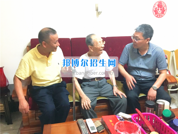 成都中醫(yī)藥大學(xué)領(lǐng)導(dǎo)走訪慰問(wèn)老黨員、困難黨員和群眾代表