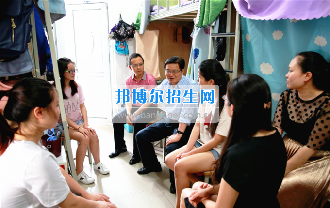 成都中醫(yī)藥大學(xué)領(lǐng)導(dǎo)走訪慰問(wèn)老黨員、困難黨員和群眾代表