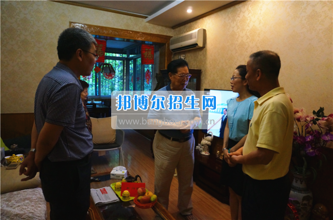成都中醫(yī)藥大學(xué)領(lǐng)導(dǎo)走訪慰問(wèn)老黨員、困難黨員和群眾代表