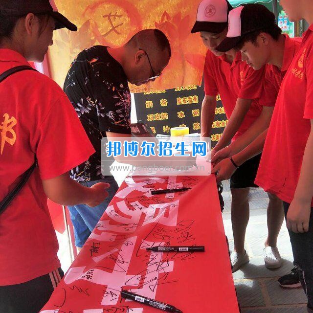 貴州大學(xué)科技學(xué)院暑期社會實(shí)踐服務(wù)團(tuán)好花紅分隊(duì)深入九門村、金田村、好花紅村開展禁毒防艾宣傳