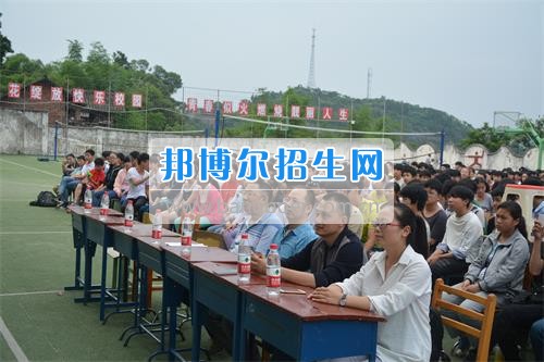 　　我校隆重舉行2017年預(yù)備班學(xué)生“各展所長(zhǎng)，揚(yáng)帆起航”文藝匯演  　　為了豐富同學(xué)們的課余生活，提高同學(xué)們的文藝素養(yǎng)，增強(qiáng)班級(jí)間的凝聚力和親和力。6月2日晚，我校在球類運(yùn)動(dòng)場(chǎng)舉辦了預(yù)備班“各展所長(zhǎng)，揚(yáng)帆起航”學(xué)生文藝匯演，全體預(yù)備班學(xué)生和職高部學(xué)生共800多名以及20多名教職工觀看了演出。  　　此次文藝匯演的節(jié)目?jī)?nèi)容形式多樣、內(nèi)容豐富，激情的開場(chǎng)舞——《GOODBOY》中拉開了帷幕，伴隨著一陣陣掌聲，歌舞、小品、朗誦、相聲等精心準(zhǔn)備的22個(gè)精彩的節(jié)目為觀眾呈現(xiàn)了一道豐富的視聽盛宴，最后全體師生齊唱的《難忘今宵》把本場(chǎng)文藝匯演推向了高潮，掌聲和歡呼聲此起彼伏，臺(tái)上臺(tái)下成了一片激情四溢的海洋，本場(chǎng)文藝匯演畫上了圓滿的句號(hào)。  　　此次文藝匯演演出的成功舉辦，充分彰顯了我校預(yù)備班學(xué)生的個(gè)性，讓預(yù)備班學(xué)生充分感受到育才職高的魅力。