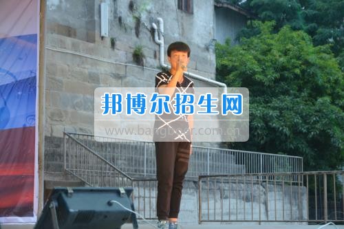 　　我校隆重舉行2017年預(yù)備班學(xué)生“各展所長(zhǎng)，揚(yáng)帆起航”文藝匯演  　　為了豐富同學(xué)們的課余生活，提高同學(xué)們的文藝素養(yǎng)，增強(qiáng)班級(jí)間的凝聚力和親和力。6月2日晚，我校在球類運(yùn)動(dòng)場(chǎng)舉辦了預(yù)備班“各展所長(zhǎng)，揚(yáng)帆起航”學(xué)生文藝匯演，全體預(yù)備班學(xué)生和職高部學(xué)生共800多名以及20多名教職工觀看了演出。  　　此次文藝匯演的節(jié)目?jī)?nèi)容形式多樣、內(nèi)容豐富，激情的開場(chǎng)舞——《GOODBOY》中拉開了帷幕，伴隨著一陣陣掌聲，歌舞、小品、朗誦、相聲等精心準(zhǔn)備的22個(gè)精彩的節(jié)目為觀眾呈現(xiàn)了一道豐富的視聽盛宴，最后全體師生齊唱的《難忘今宵》把本場(chǎng)文藝匯演推向了高潮，掌聲和歡呼聲此起彼伏，臺(tái)上臺(tái)下成了一片激情四溢的海洋，本場(chǎng)文藝匯演畫上了圓滿的句號(hào)。  　　此次文藝匯演演出的成功舉辦，充分彰顯了我校預(yù)備班學(xué)生的個(gè)性，讓預(yù)備班學(xué)生充分感受到育才職高的魅力。