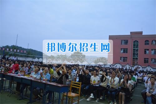 　　我校隆重舉行2017年預(yù)備班學(xué)生“各展所長(zhǎng)，揚(yáng)帆起航”文藝匯演  　　為了豐富同學(xué)們的課余生活，提高同學(xué)們的文藝素養(yǎng)，增強(qiáng)班級(jí)間的凝聚力和親和力。6月2日晚，我校在球類運(yùn)動(dòng)場(chǎng)舉辦了預(yù)備班“各展所長(zhǎng)，揚(yáng)帆起航”學(xué)生文藝匯演，全體預(yù)備班學(xué)生和職高部學(xué)生共800多名以及20多名教職工觀看了演出。  　　此次文藝匯演的節(jié)目?jī)?nèi)容形式多樣、內(nèi)容豐富，激情的開場(chǎng)舞——《GOODBOY》中拉開了帷幕，伴隨著一陣陣掌聲，歌舞、小品、朗誦、相聲等精心準(zhǔn)備的22個(gè)精彩的節(jié)目為觀眾呈現(xiàn)了一道豐富的視聽盛宴，最后全體師生齊唱的《難忘今宵》把本場(chǎng)文藝匯演推向了高潮，掌聲和歡呼聲此起彼伏，臺(tái)上臺(tái)下成了一片激情四溢的海洋，本場(chǎng)文藝匯演畫上了圓滿的句號(hào)。  　　此次文藝匯演演出的成功舉辦，充分彰顯了我校預(yù)備班學(xué)生的個(gè)性，讓預(yù)備班學(xué)生充分感受到育才職高的魅力。