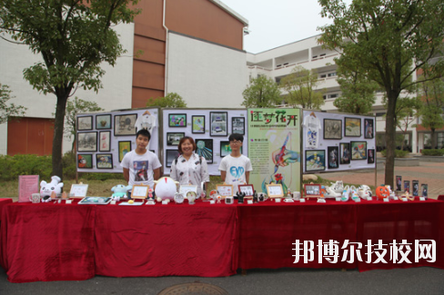 學校的選擇與報考是雙向的，不光學生會選擇一所優(yōu)秀的學校報考，學校也會選擇優(yōu)質(zhì)的學生進行錄取，讓自己的辦學更上一層樓。因此在報考前，同學們很有必要去了解一下學校的招生要求以及報名條件。下面就和小編一起來看看井岡山應用科技學校的招生要求吧。  井岡山應用科技學校招生對象：應屆初中畢業(yè)生。  井岡山應用科技學校 1.中考準考證:  2.戶口本前頁及學生個人戶口頁復印件:  3.初中畢業(yè)證復印件:  4.其它享受國家資助的證件。低保、殘疾等證件:  井岡山應用科技學校簡介 江西省井岡山應用科技學校前身為江西省吉安農(nóng)業(yè)學校，創(chuàng)辦于1951年10月，是一所全日制普通中等專業(yè)學校，隸屬于吉安市農(nóng)業(yè)局。2004年4月經(jīng)江西省人民政府批準，更名為江西省井岡山應用科技學校，2009年12月經(jīng)市教育局批準，增掛吉安農(nóng)業(yè)學校校牌，實行兩塊牌子一套班子。學校位于吉安市旅游風景區(qū)----青原山，校園占地面積180畝，建筑面積7萬余平方米，環(huán)境優(yōu)美，是一所花園式學?！，F(xiàn)有教職工245人，其中專兼職教師236人，現(xiàn)有在校學生4078人。  小編總結(jié) 不知道小伙伴們滿足以上要求了嗎?對于想要報考井岡山應用科技學校的同學來說，滿足招生要求只是報考的第一步哦!要確定自己會不會被錄取，就還需要對學校的錄取分數(shù)線做好了解，歡迎大家前往邦博爾技校網(wǎng)進行分數(shù)線的咨詢。