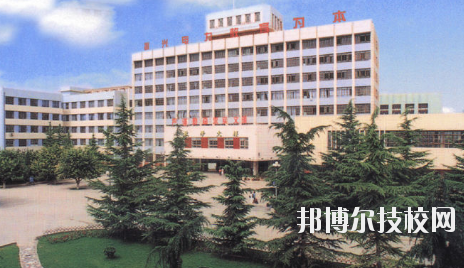 知道一所學(xué)校的名字，但是最基本的學(xué)校簡介是必須了解的，選學(xué)校不能初心，畢竟是關(guān)系到自己的將來。以下是小編整理的蘭州電力學(xué)校介紹。  蘭州電力學(xué)校層次：中專  蘭州電力學(xué)校性質(zhì)：公辦  蘭州電力學(xué)校地址：蘭州市安寧區(qū)萬新北路  蘭州電力學(xué)校介紹 蘭州電力學(xué)校坐落于蘭州安寧區(qū)，環(huán)境優(yōu)美，教學(xué)設(shè)施齊全。蘭州電力學(xué)校、甘肅電業(yè)職工中等專業(yè)學(xué)校、甘肅電力繼續(xù)教育中心三塊牌子，一套機(jī)構(gòu)，分署辦公，甘肅電力黨校掛靠在學(xué)校。  十幾年來，蘭州電力學(xué)校先后招收國家任務(wù)生、社會委培生、市場調(diào)節(jié)生等類學(xué)生，為社會和系統(tǒng)培養(yǎng)畢業(yè)生3104名，為甘肅電力系統(tǒng)和農(nóng)電系統(tǒng)培訓(xùn)學(xué)員近16000人。 經(jīng)過十幾年、尤其是90年代中后期的迅速發(fā)展，學(xué)校已經(jīng)成為甘肅省中專學(xué)校的佼佼者，建有一座中型實(shí)習(xí)工廠，有計算機(jī)多媒體教室、電子閱覽室等18個實(shí)驗(yàn)室和校園計算機(jī)網(wǎng)絡(luò)。學(xué)校曾經(jīng)和現(xiàn)設(shè)置的專業(yè)有發(fā)電廠及電力系統(tǒng)、電廠熱能動力設(shè)備、電廠化學(xué)、建筑工程估價、用電管理、計算機(jī)應(yīng)用、財務(wù)會計、城鎮(zhèn)供用電、農(nóng)村供用電、制冷與空調(diào)安裝、電力營銷、電氣技術(shù)、電子電器、輸配電線路施工檢修與運(yùn)行、水利水電工程技術(shù)、文化藝術(shù)等近二十個專業(yè)。學(xué)制有大中專二年半、在職中專三年、普通中專四年和