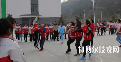 平?jīng)鰴C(jī)電工程學(xué)校2020年招生辦聯(lián)系電話(huà)