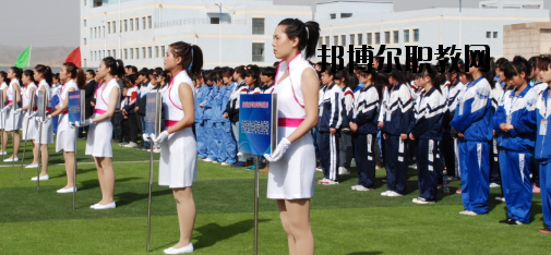 升學都是選拔性的考試，所以對同學們都有分數(shù)要求是很正常的，而初中升學又分為高中和普通中職學校，而這兩個之間的錄取都是不一樣的，在分數(shù)上面的要求區(qū)別比較大，那么，白銀工業(yè)學校招生錄取分數(shù)線是多少呢?接下來就為同學們整理一下。  白銀工業(yè)學校錄取分數(shù)線 白銀市普高錄取分數(shù)線：460分  白銀工業(yè)學校拓展閱讀 學校擁有一支學歷層次高、專業(yè)水平強、敬業(yè)愛崗、專兼結(jié)合、充滿活力的高素質(zhì)教師隊伍，學?，F(xiàn)有專兼結(jié)合的教師近200人。其中，研究生學歷11人，本科學歷89人，學歷合格率達92%以上;有高級職稱25人，中級職稱76人;基礎(chǔ)課教師48人，專業(yè)課教師67人，實習指導教師33人，雙師型教師占16人。教師的學歷、職稱結(jié)構(gòu)合理，完全能滿足學校的教學、實習實訓需要。  學校擁有十一個專業(yè)實訓室。即電子電工實訓室、建筑材料實訓室、機電一體化實訓室、電焊實訓室、電器維修實訓室、電鋼琴實驗實訓室、金工實訓室、模具數(shù)控實訓室、CID制圖室、中高級電工考核室、銑工實訓室。擁有四大實驗室，即化工實驗室、物理實驗室、財會模擬實驗室、語音實驗室。擁有六個微機室，多媒體教室、電教室等現(xiàn)代化教學設(shè)施。并建成校園網(wǎng)及遠程教育網(wǎng)。學校將于5月份開工興建的實訓樓建成后，將進一步改善實訓條件。學校分南北兩個校區(qū)，占地面積500余畝，校舍建筑面積66000平方米。  上文，就是小編為同學們整理的關(guān)于白銀工業(yè)學校所在地的普高錄取分數(shù)線，同學們可以通過這個分數(shù)線來分析自己現(xiàn)在的一個成績，能夠上高中的話及盡量的上高中。