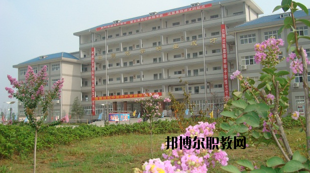 鄂州經(jīng)貿(mào)學(xué)校2020年報名條件、招生要求、招生對象