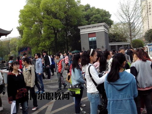 成都國演藝術(shù)學(xué)校2020年報名條件、招生要求、招生對象